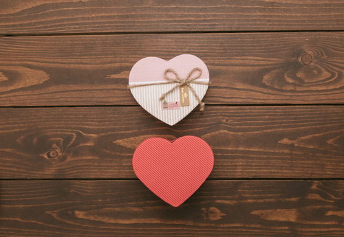 木目調のテーブルに並べたハート型ギフトボックス