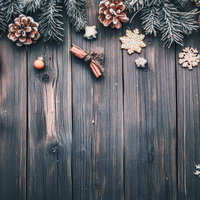 木目テーブルに飾るクリスマスのオーナメントと装飾の写真