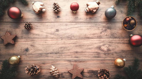 木製テーブルに並ぶクリスマスオーナメントと松ぼっくりの装飾