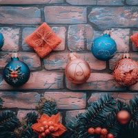 レンガ壁に飾られたクリスマスオーナメントと松枝の装飾の写真