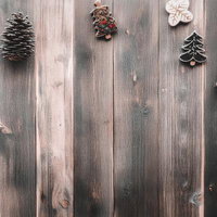 木目板に散らした小さなクリスマスオーナメントの写真