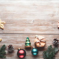 木目板に並べたクリスマスオーナメントの装飾の写真