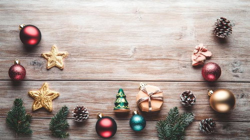 木目板に並べたクリスマスオーナメントの装飾