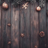 古びた木製の台の上に広がるクリスマスオーナメントと飾りの写真