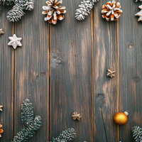 木目板の上に並べられたクリスマスオーナメントと装飾品の写真