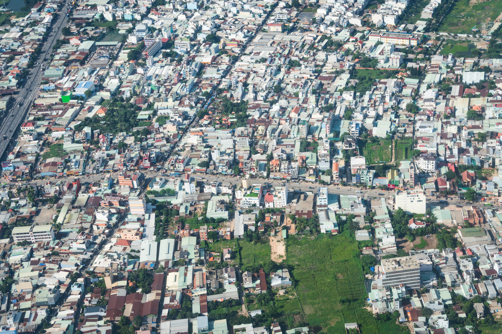ベトナムの市街地を上空から撮影した航空写真、住宅や建物が密集している