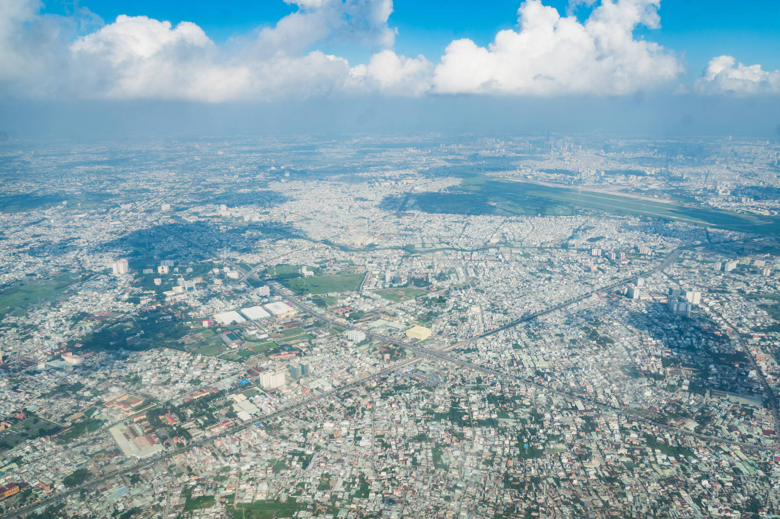 ベトナムの市街地を上空から撮影した空撮写真