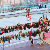手すりに括り付けられたカラフルなハート型の南京錠の数々の写真