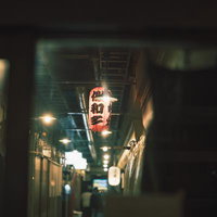 提灯が灯る路地裏の居酒屋街の夜景、日本の風情ある飲み屋街の写真