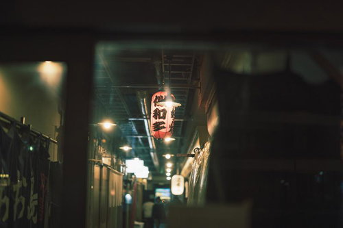 提灯が灯る路地裏の居酒屋街の夜景、日本の風情ある飲み屋街