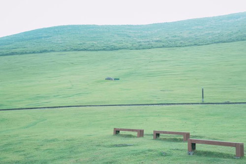 若草山の芝生に置かれた馬跳び越え台と夏の静寂