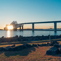 ゲートブリッジの下に沈む夕日 若洲海浜公園の東京湾岸風景の写真