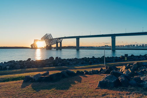 ゲートブリッジの下に沈む夕日 若洲海浜公園の東京湾岸風景