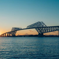 夕焼けに染まる東京湾のゲートブリッジと夕日の風景の写真