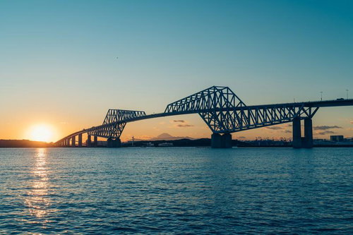 夕焼けに染まる東京湾のゲートブリッジと夕日の風景
