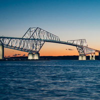 ゲートブリッジと東京湾の夕暮れ時の夜景、若洲海浜公園からの眺めの写真