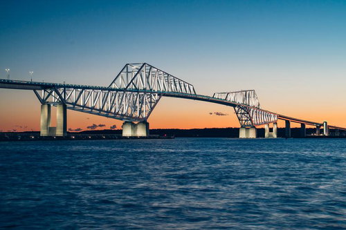 ゲートブリッジと東京湾の夕暮れ時の夜景、若洲海浜公園からの眺め