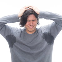 臭いに顔をしかめて拒否する男性の写真