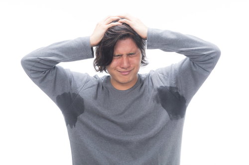 臭いに顔をしかめて拒否する男性