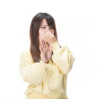鼻をつまんで嫌がる女性のNO THANK YOUの写真