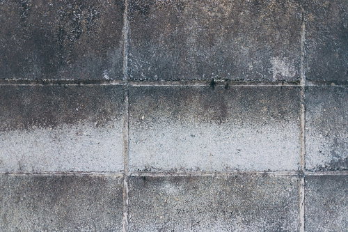 白華現象が見られるグレーのブロック塀と目地のテクスチャー