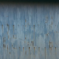 錆が点在した波板のテクスチャーの写真