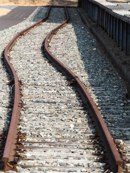 仙石線旧野蒜駅前の湾曲した線路と震災遺構