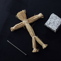 呪いの藁人形セットと五寸釘、白いお札の怨念アイテムの写真