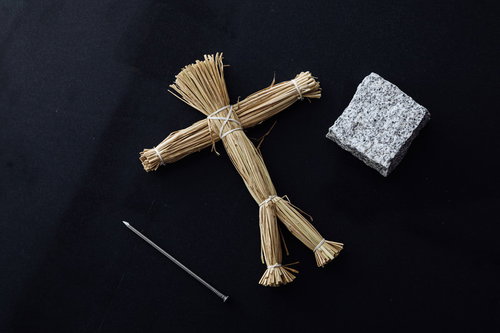 呪いの藁人形セットと五寸釘、白いお札の怨念アイテム