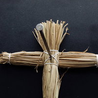 胸に一突き、藁人形に刺さる五寸釘 - 呪いと復讐の民間信仰の写真