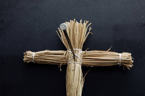 胸に一突き、藁人形に刺さる五寸釘 - 呪いと復讐の民間信仰