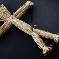 藁人形に五寸釘を急所に狙い撃ち｜呪術の恨みを表現の写真