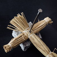 黒い背景に五寸釘を打ち込んだわら人形のの写真