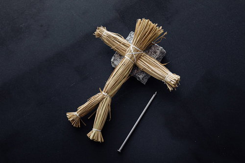 五寸釘と藁人形セットの呪術儀式|恨みと怨念の民間信仰