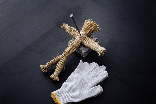 五寸釘を十字に刺した藁人形の呪いと怨念