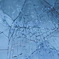 損傷したガラスフィルムのひび割れとクラックの写真