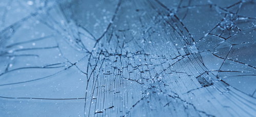 損傷したガラスフィルムのひび割れとクラック