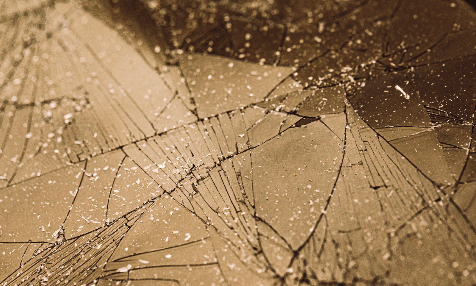 透明なガラスに放射状に広がるひび割れと亀裂が入った様子