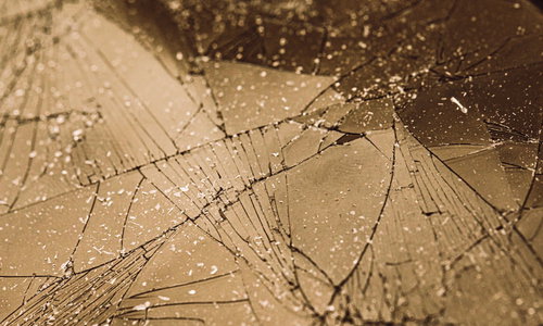 割れてしまったガラスのひび割れと亀裂、破片の飛散