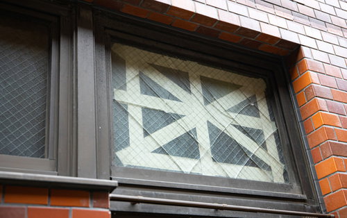 ヒビが入った窓ガラスの飛散防止にガムテープで補強