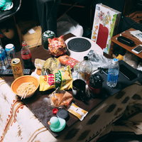 食い散らかした汚部屋のこたつテーブルの写真