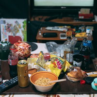 食べ残しやゴミが散乱する汚部屋のテーブルの写真