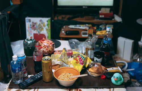 食べ残しやゴミが散乱する汚部屋のテーブル