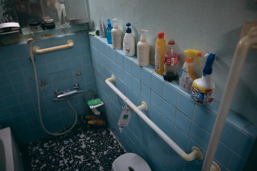 浴室の棚に並ぶシャンプーとバスケア用品の収納