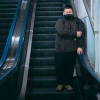 160キロ超の肥満男性がエスカレーターに乗る様子の写真