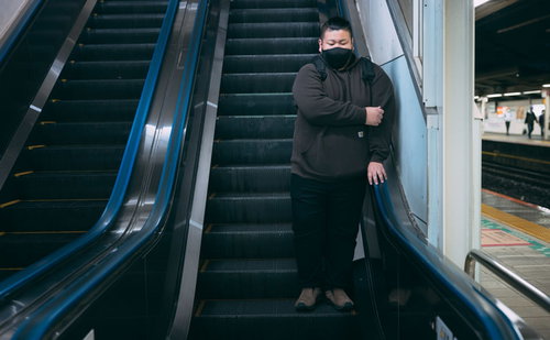 160キロ超の肥満男性がエスカレーターに乗る様子