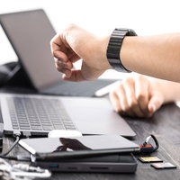 AppleWatchで時間を確認するエンジニアの手元の写真