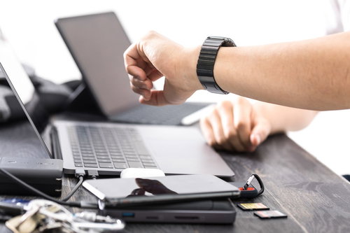 AppleWatchで時間を確認するエンジニアの手元