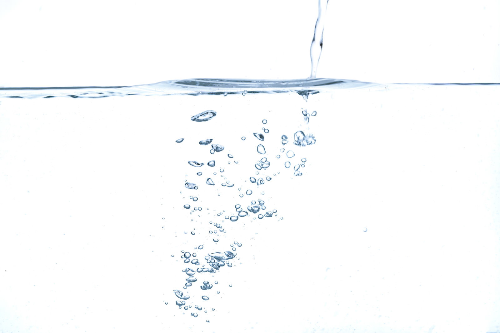 水面に注がれる水と広がる気泡