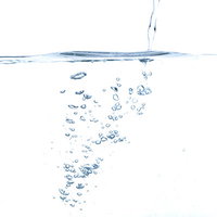 水面に注がれる水と気泡の写真